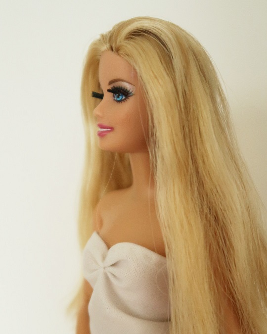 odmaštěné vlasy panenky Barbie